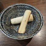 炭焼串工房 とりまる - お通しの焼きねぎ｡酸っぱい地を含んでサッパリ｡