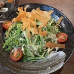 炭焼串工房 とりまる - 九条ねぎと水菜と豆腐のサラダ｡ パリパリ｡