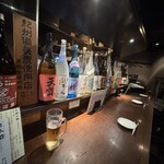 炭焼串工房 とりまる - カウンターには一升瓶がヅラリ｡ ただ､灰皿が置いてあったなぁ｡