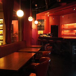 仄かな照明が照らしだす、お洒落で落ち着く大人の隠れ家