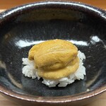 鮨しゅんじ - はじまりのシャリ
                                切り立てのシャリに合わせるのは、積丹半島のみょうばんを使わない紫うに