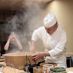 鮨しゅんじ - はじまりのシャリ
      大きな飯台に炊きあがったご飯を入れ、酢を合わせ大きなしゃもじでシャリ切りを開始する、普段は目にする機会はほぼない仕事から入ります。