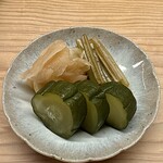 鮨しゅんじ - お漬物 胡瓜の糠漬け、茎山葵、新生姜のガリ
      糠漬けの糠は、この日使っている北海道産無農薬栽培のゆめぴりかの物を使われています