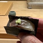 鮨しゅんじ - イサキの棒寿司 小田原で朝取れ
      小田原で朝取れした魚介を、麻布十番まで運んで来られる仲買いさんの存在の恩恵は大きいです！
      海苔は千葉産、少し厚みがあり風味味わい共に良いです♪