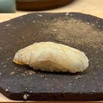 鮨しゅんじ - 真子鰈 軽く昆布締め 福岡より
      浅く締めた真子鰈は脱水も軽く、まだ水分を多く含む仕立て、それでも食感の良さと旨みの強さに圧倒されます！