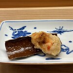 鮨しゅんじ - 車海老の頭の揚げ物と素揚げした昆布
      車海老の頭も有効利用されています！