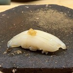 鮨しゅんじ - しろいか 福岡より
      しろいかの甘みに、乗せた生姜の風味が抜群に合います♪