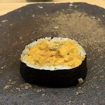 鮨しゅんじ - 愛媛の赤うに 太巻き
      口にできただけで幸せ！
      美味しい赤うにが贅沢に盛りもり、季節限定のスペシャリテです♪