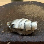 鮨しゅんじ - 新子 熊本より 4枚使い 締めたて
      2025年初めての新子はこちらから。
      今の時期の風物詩、味わいよりも口にできるありがたみでしょうか！？