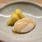 鮨しゅんじ - 水菓子 日本酒〝日日〟の酒粕を使ったアイスクリームに沖縄産のパイナップル
      日日の日本酒の風味が活きたアイスクリーム、めちゃ美味しいです！