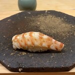 鮨しゅんじ - 車海老 約35g 山口より
      これ位の一口に収まる個体が私の好み、火入れ良く甘みが豊かです♪