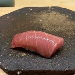 鮨しゅんじ - 鮪中トロ 塩釜 93kg 巻き網 やま幸より
      夏の鮪としては実に旨みがある中トロ、これは当たりなのでは！