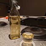 本と肉と酒 燕屋百閒 - コップ酒で飲むナチュールワイン白