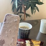 かどの駄菓子屋フジバンビ - 店内でいただきます