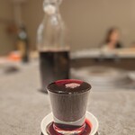 本と肉と酒 燕屋百閒 - コップ酒で飲むナチュールワイン赤