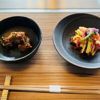 焼肉うしごろ 銀座店 - 左)茄子キムチ　　右)季節の混ぜナムル
