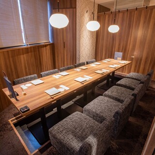 ゆっくりと食事を楽める全席個室、木の温もりある和モダンな店内