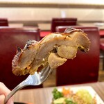 SUNRISE - ガイ・ヤーン(タイ風鶏もも焼き)を食べるところ