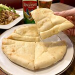 SUNRISE 大崎店 - サンライズオリジナルチーズナンを食べるところ