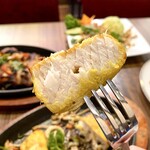 SUNRISE - タンドリーフィッシュティッカを食べるところ