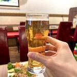 SUNRISE - キングフィッシャープレミアムビールを飲むところ