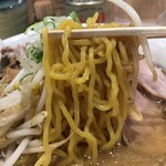 三ん寅 - 「味噌らーめん大盛」（1,400圓）
                                「もやし」（150圓）の麺アップ。