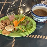 ロッシーニ ピザ - ピザセットのサラダとスープ(ピンク色はドレッシング)