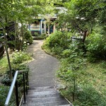 ロッシーニ ピザ - 森の中の階段を降りる