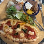 ロッシーニ ピザ - 母のプレートランチ　マルゲリータで