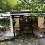 ロッシーニ ピザ - お店の裏も広々として、第二駐車場もあります