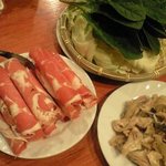 領頭羊火鍋 - ラム肉、野菜の盛り合わせ、もつミックス