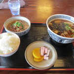 武蔵茶屋 - ホルモン定食はホルモンの煮込みとうどんにご飯が付いたセットで８８０円です。
