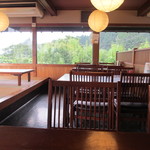 武蔵茶屋 - お店は場所柄観光客の利用も多いのか店内には外国語の表示も、広い店内は小上がりやカウンターもありましたがテーブル席に余裕があったんで私はテーブル席で食事です。
