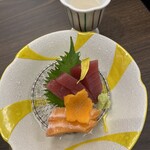 木曽路 四日市店 - 食前酒（りんご酢白桃風味）と お作り⇒マグロとサーモン✧︎*。
