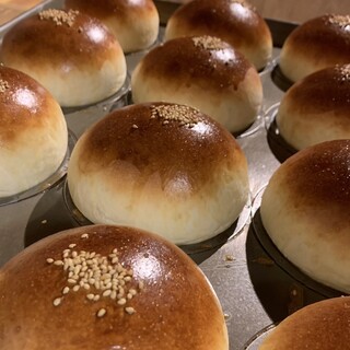 和牛パテに合うバンズは毎日焼き上げる自家製！