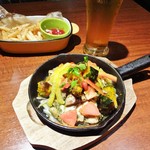 appli - 「鉄板！鶏もも肉と緑黄色野菜のイタリアンBBQ仕立て」と、フライドポテト です。