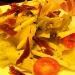 イベリコ豚の燻製みたいのが乗ったサラダ