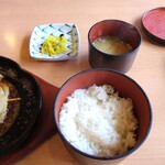 かもめ屋 - ご飯、味噌汁、お新香
