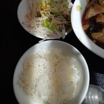 四川料理 ラーメィズ - ご飯、生野菜（セルフ）