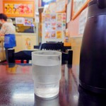 味楽 - 着席後すぐに提供してくれる、冷たいお水。