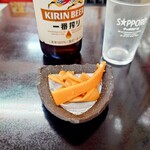 味楽 - ビールにサービスの"メンマ"。