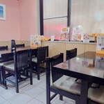 味楽 - 玄関入ってすぐ左のテーブル席。