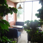 臍島 - モダンなテーブルと椅子