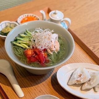 ボリューム満点！お出汁ごはんと選べる餃子で大満足ランチセット