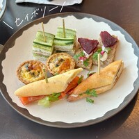 ザ タヴァン グリル＆ラウンジ - 