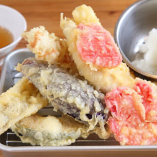 ボリューム満点！サクサクの衣が魅力の「天ぷら盛合せ7種」も◎