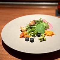 薪焼 銀座おのでら - 畝田さんのお野菜(上に載っているのは素揚げした北あかり) カラマンシーの柑橘風味のキャロットラペが新鮮な味わい✨