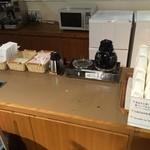 六花亭 小樽運河店 - 無料サービスのコーヒーコーナー