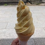 やぶ忠 - ソフトクリームマンゴー味300円、横から2025.6.20)