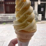 やぶ忠 - ソフトクリームマンゴー味300円(2025.6.20)